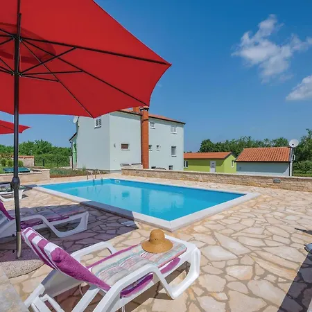 Two-bedroom In Svlovrec 아파트