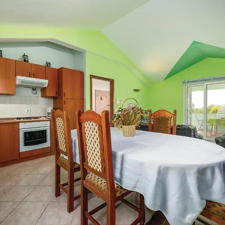 Two-bedroom In Svlovrec Daire